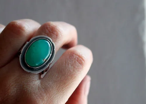 El alma de la naturaleza, anillo de flor frágil en plata y crisoprasa