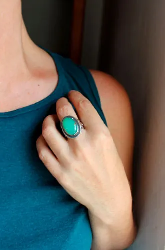 El alma de la naturaleza, anillo de flor frágil en plata y crisoprasa