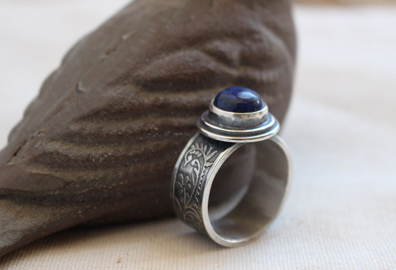 El alma del poeta, anillo vegetal en plata y lapislázuli