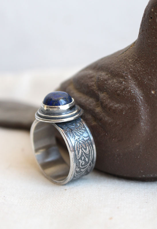 El alma del poeta, anillo vegetal en plata y lapislázuli