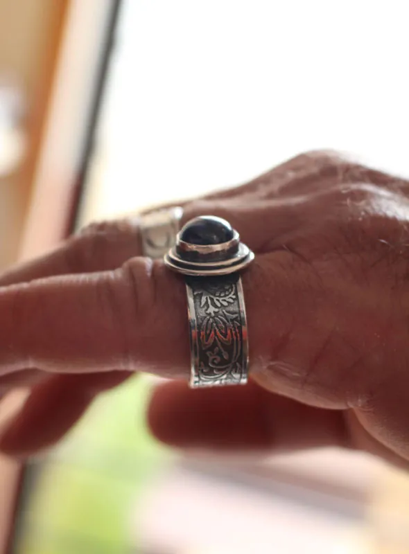 El alma del poeta, anillo vegetal en plata y lapislázuli