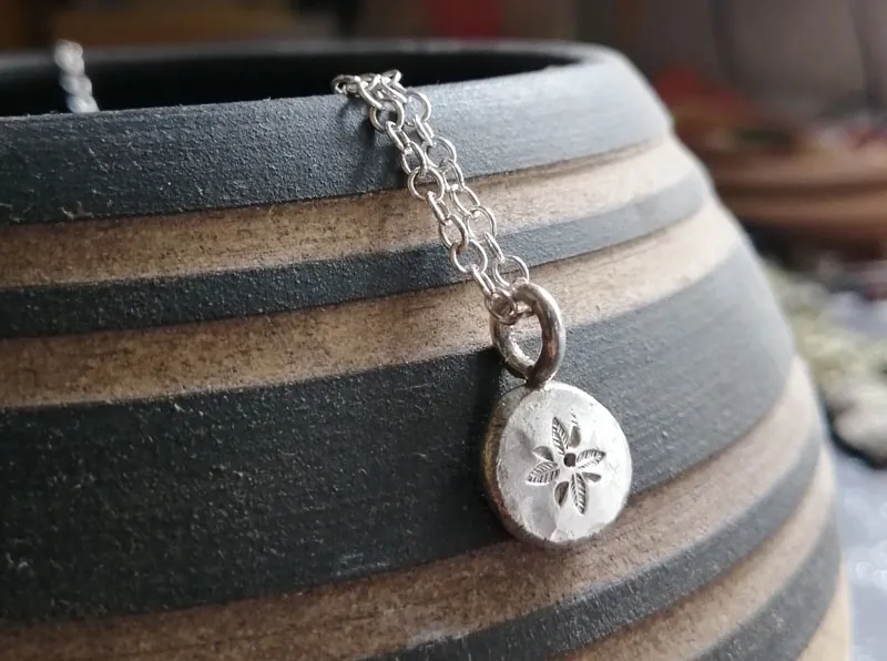 El alma es una flor delicada, collar botánico en plata