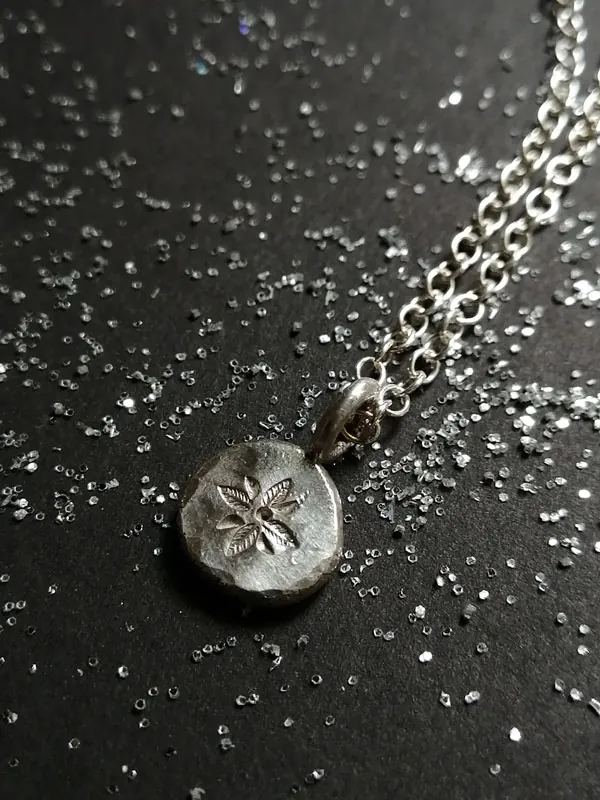 El alma es una flor delicada, collar botánico en plata