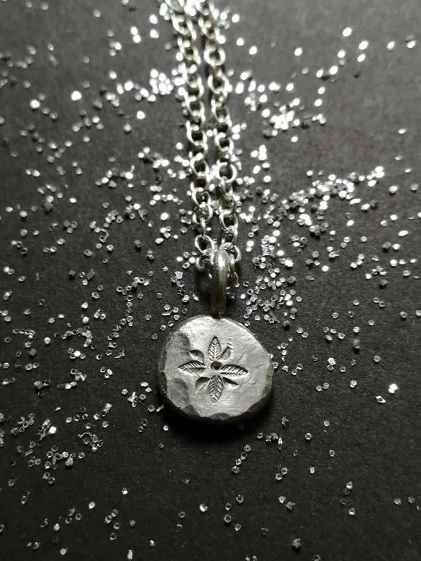 El alma es una flor delicada, collar botánico en plata