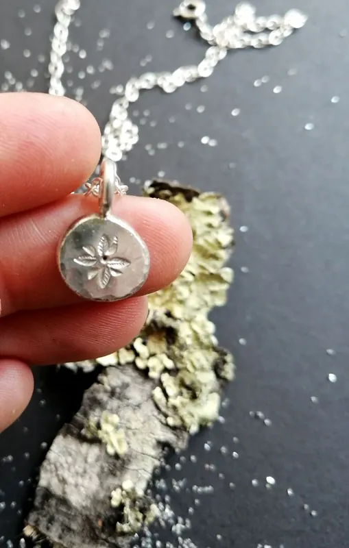 El alma es una flor delicada, collar botánico en plata