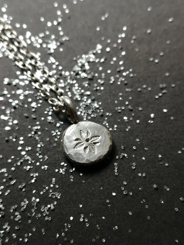 El alma es una flor delicada, collar botánico en plata