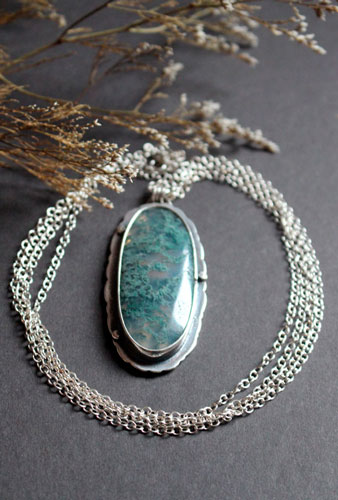 El amor da raíces, collar cita romántica en plata y ágata musgosa