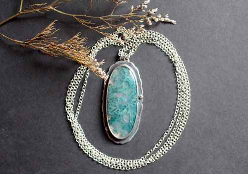 El amor da raíces, collar cita romántica en plata y ágata musgosa