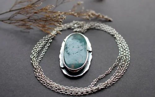 El amor da raíces, collar cita romántica en plata y ágata musgosa
