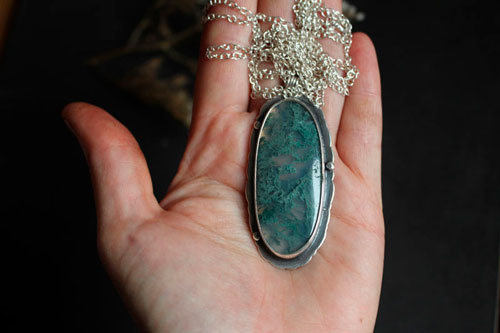 El amor da raíces, collar cita romántica en plata y ágata musgosa