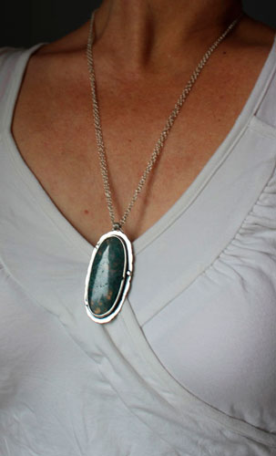 El amor da raíces, collar cita romántica en plata y ágata musgosa