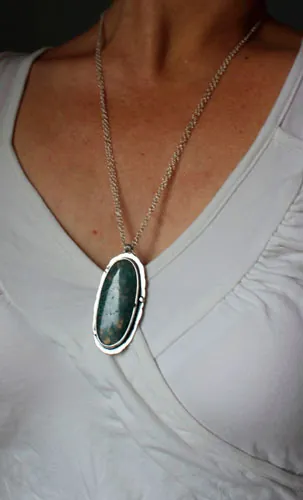 El amor da raíces, collar cita romántica en plata y ágata musgosa