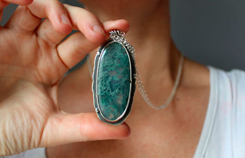 El amor da raíces, collar cita romántica en plata y ágata musgosa