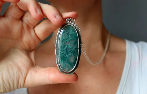 El amor da raíces, collar cita romántica en plata y ágata musgosa