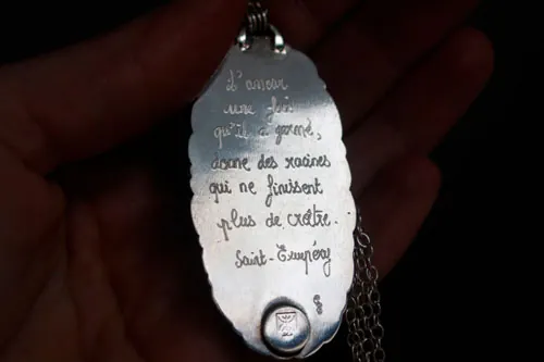 El amor da raíces, collar cita romántica en plata y ágata musgosa
