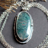 El amor da raíces, collar cita romántica en plata y ágata musgosa