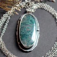 El amor da raíces, collar cita romántica en plata y ágata musgosa