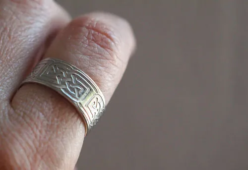 El anillo de la druidesa, anillo lunar celta en plata y latón