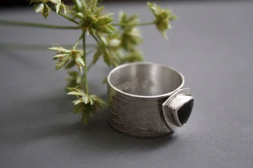 El anillo del druida, anillo celta en plata, latón y granate