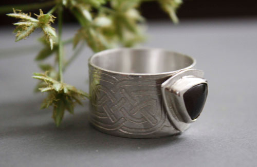 El anillo del druida, anillo celta en plata, latón y granate