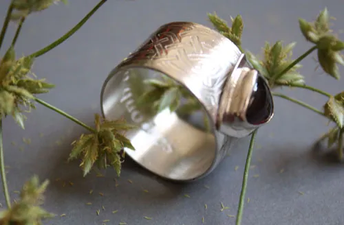 El anillo del druida, anillo celta en plata, latón y granate