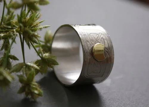 El anillo del druida, anillo celta en plata, latón y granate