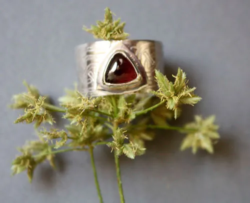 El anillo del druida, anillo celta en plata, latón y granate