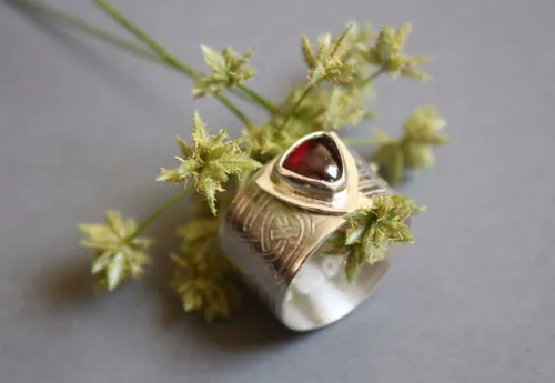 El anillo del druida, anillo celta en plata, latón y granate