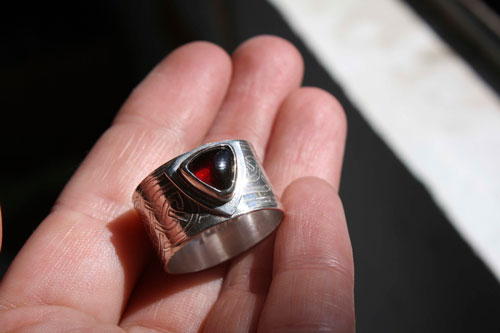 El anillo del druida, anillo celta en plata, latón y granate