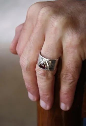 El anillo del druida, anillo celta en plata, latón y granate