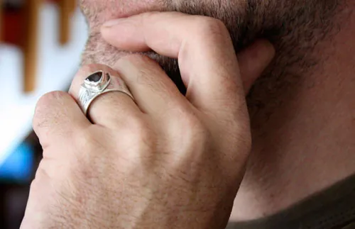 El anillo del druida, anillo celta en plata, latón y granate