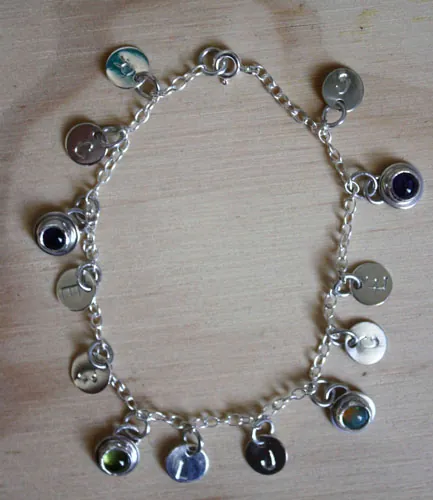El árbol de Jesé, pulsera recuerdo familiar en plata, amatista, ópalo y peridoto