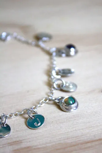 El árbol de Jesé, pulsera recuerdo familiar en plata, amatista, ópalo y peridoto