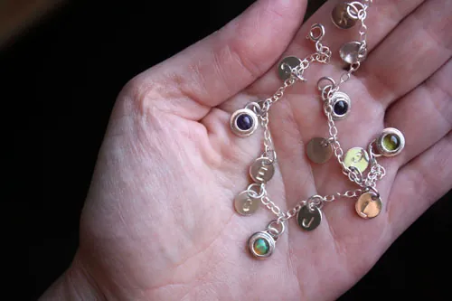 El árbol de Jesé, pulsera recuerdo familiar en plata, amatista, ópalo y peridoto