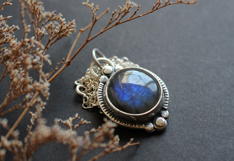 El árbol del estanque, collar de aguas tranquilas en plata y labradorita