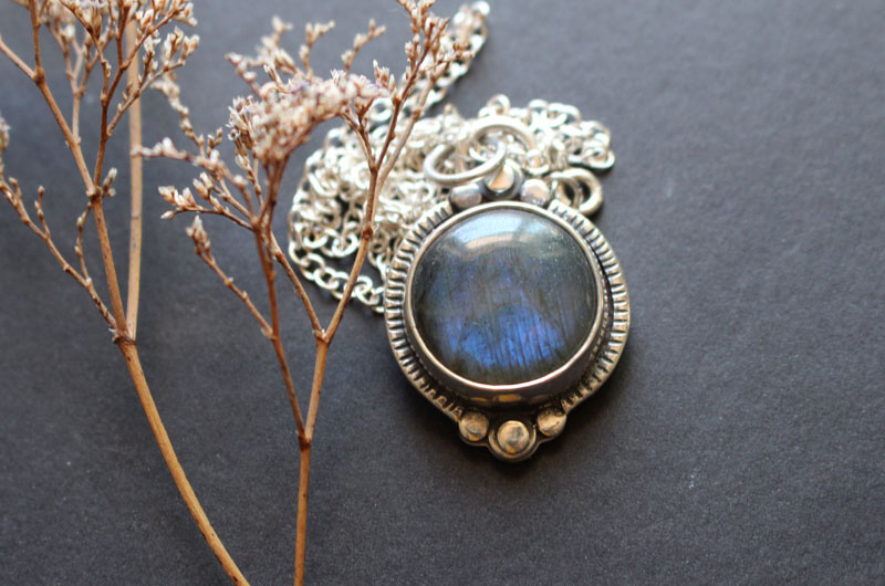 El árbol del estanque, collar de aguas tranquilas en plata y labradorita