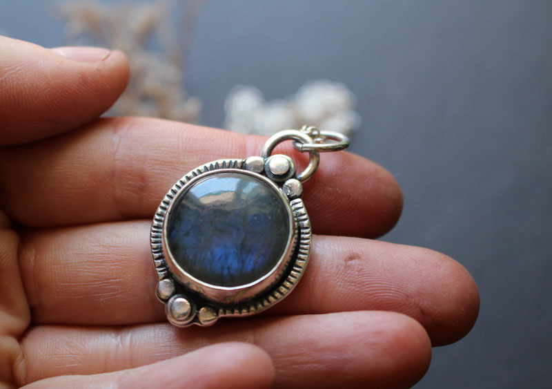 El árbol del estanque, collar de aguas tranquilas en plata y labradorita