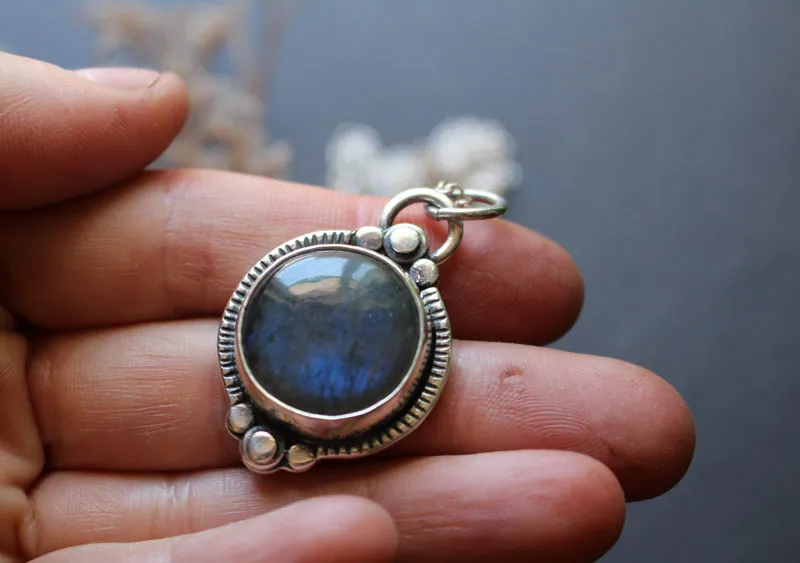 El árbol del estanque, collar de aguas tranquilas en plata y labradorita