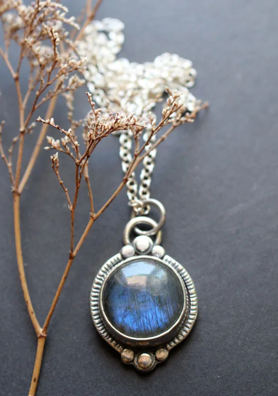 El árbol del estanque, collar de aguas tranquilas en plata y labradorita