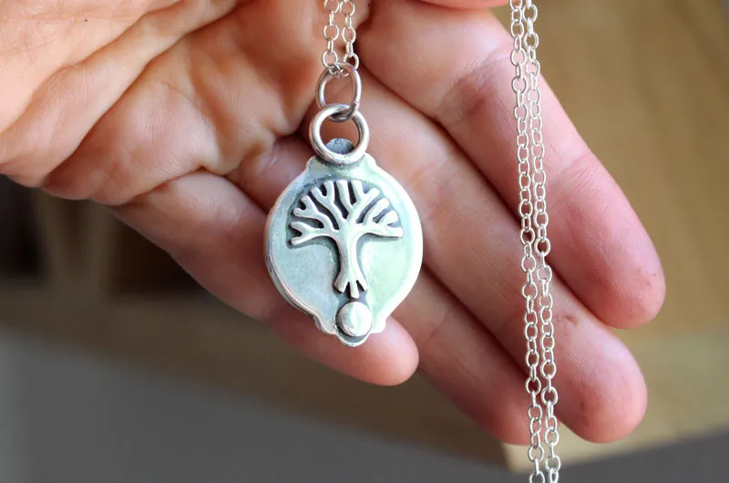 El árbol del estanque, collar de aguas tranquilas en plata y labradorita