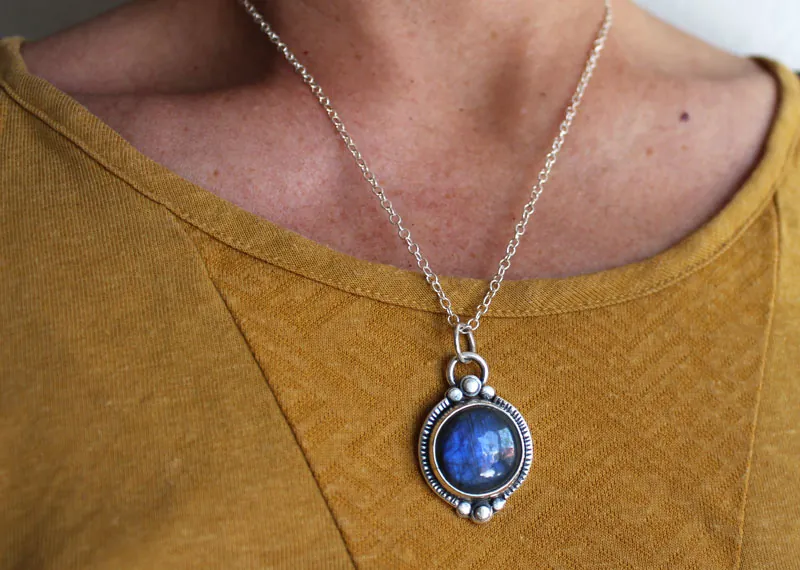 El árbol del estanque, collar de aguas tranquilas en plata y labradorita