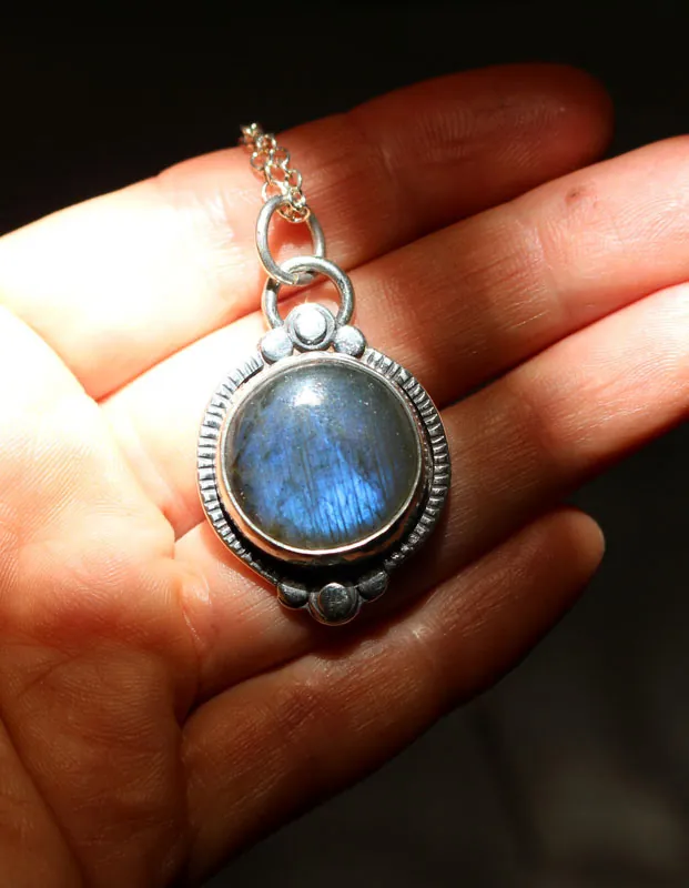 El árbol del estanque, collar de aguas tranquilas en plata y labradorita