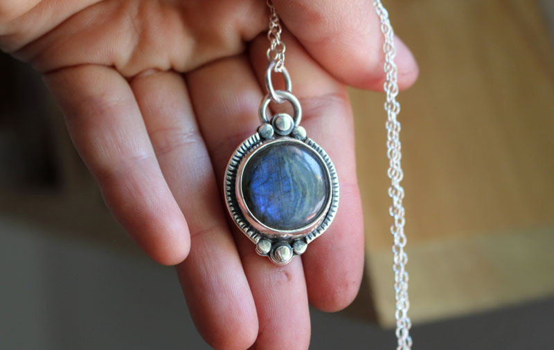 El árbol del estanque, collar de aguas tranquilas en plata y labradorita