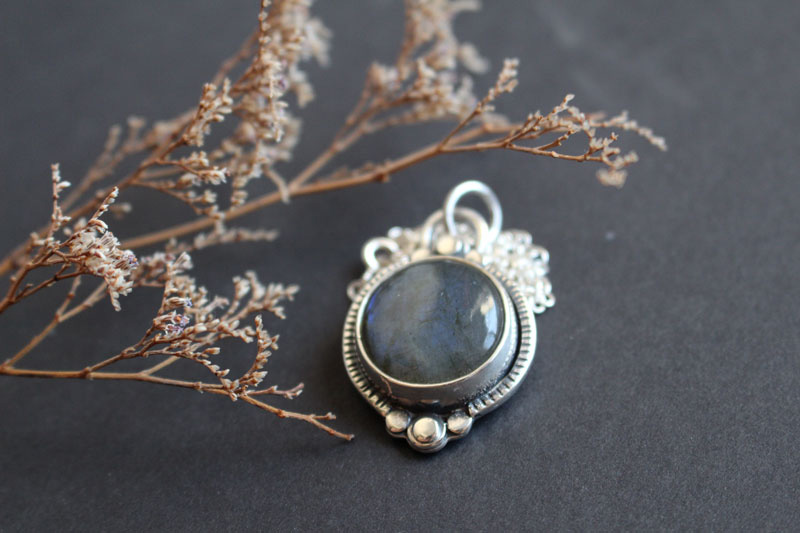 El árbol del estanque, collar de aguas tranquilas en plata y labradorita