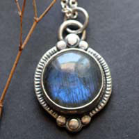 El árbol del estanque, collar de aguas tranquilas en plata y labradorita