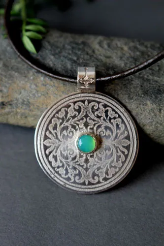 El árbol del recinto sagrado, dije escudo medieval en plata y crisoprasa