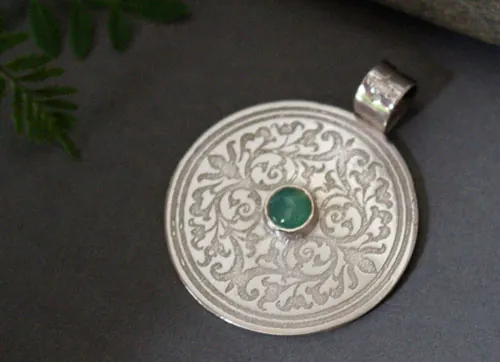 El árbol del recinto sagrado, dije escudo medieval en plata y crisoprasa