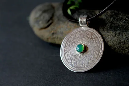 El árbol del recinto sagrado, dije escudo medieval en plata y crisoprasa