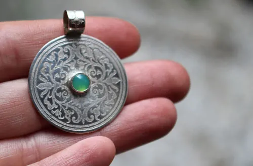 El árbol del recinto sagrado, dije escudo medieval en plata y crisoprasa