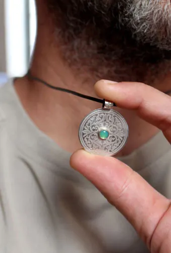 El árbol del recinto sagrado, dije escudo medieval en plata y crisoprasa